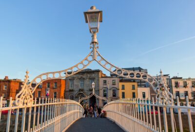 Helpenny bridge traversant la liffey pour votre s�jour � dublin