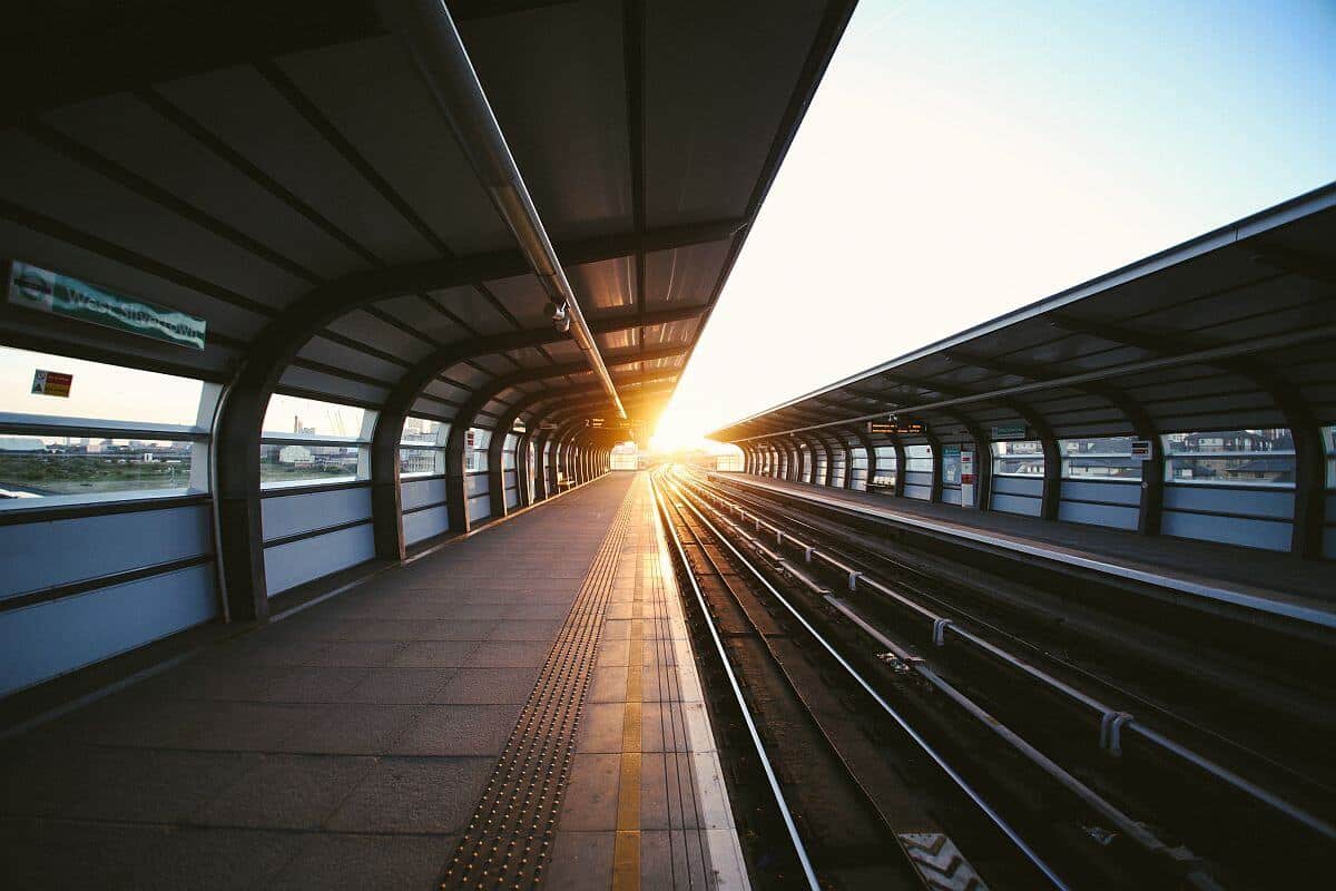 Quai de gare attendant le premier train au lever du soleil