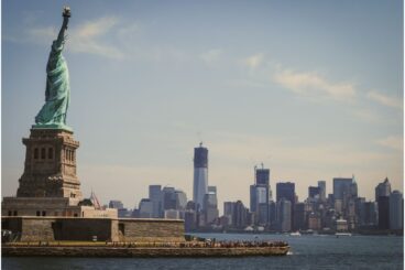 La statue de la liberté veille sur la skyline de New York